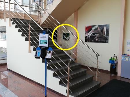 Avla s stopniščem in položaj omarice